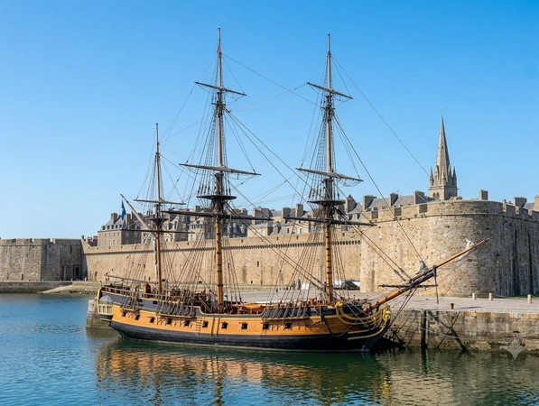 Étoile du Roy en été à Saint-Malo sous un ciel bleu